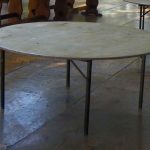 Tavolo in legno. Diametro 180 cm.