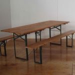 Tavolo in legno (220 x 80 cm.) con relative panche