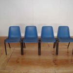 Sedia in poliuretano blu ignifuga.
