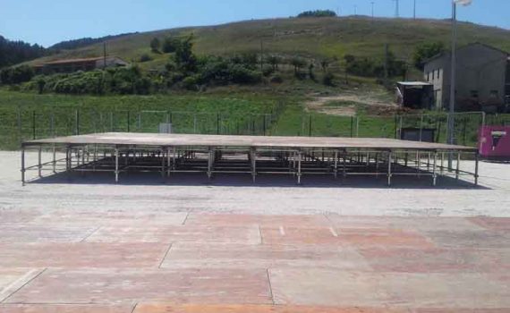 Palco 12,20 x 9,76 m.