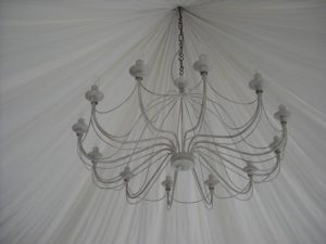 Lampadario Gran Galà a 10 candeline. Colore bianco