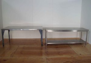 Tavoli in acciaio inox di varie dimensioni.