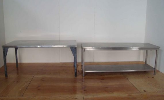 Tavoli in acciaio inox di varie dimensioni.