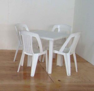 Tavolo e sedie in resina bianca