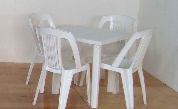 Tavolo e sedie in resina bianca