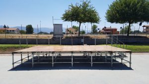 Palco costituito da pedane in legno ignifugato di dimensioni 1,22 x 2,44 m.