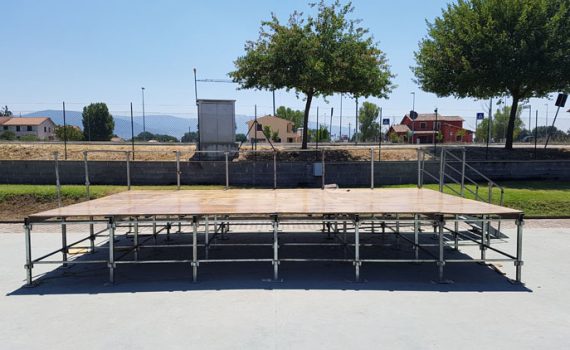 Palco 7,32 x 4,88 m.